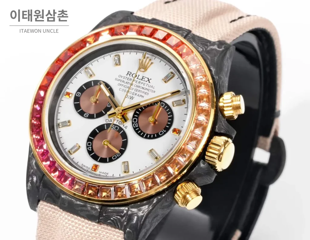 롤렉스 데이토나 크로노그래프 오토매틱 40mm 화이트 다이얼 샴페인 나일론 스트랩 멀티컬러 베젤 카본 케이스