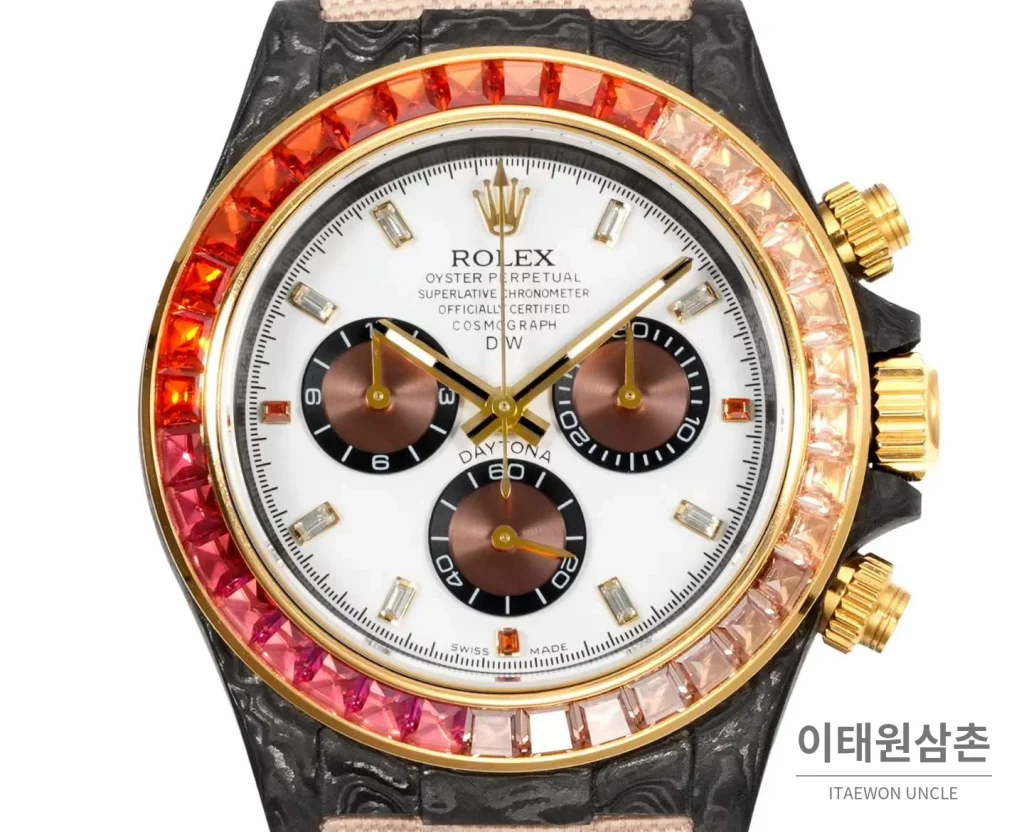 롤렉스 데이토나 크로노그래프 오토매틱 40mm 화이트 다이얼 샴페인 나일론 스트랩 멀티컬러 베젤 카본 케이스