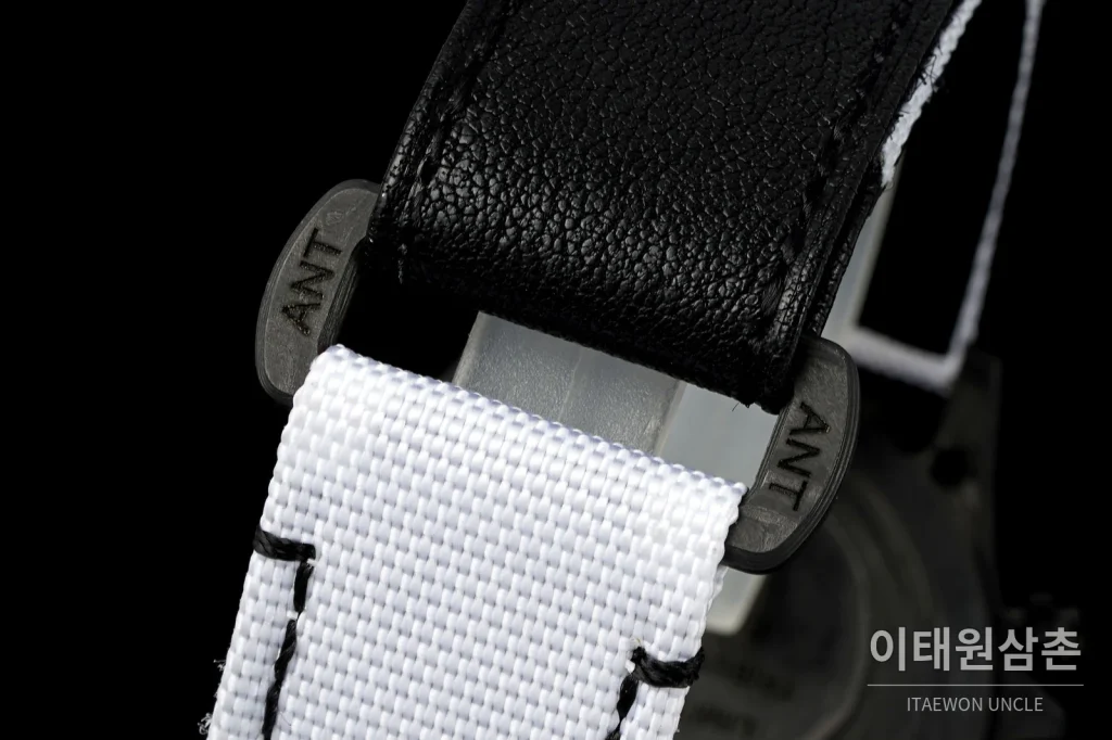 롤렉스 데이토나 크로노그래프 오토매틱 40mm 화이트 다이얼 화이트 나일론 스트랩 블랙 베젤 카본 케이스