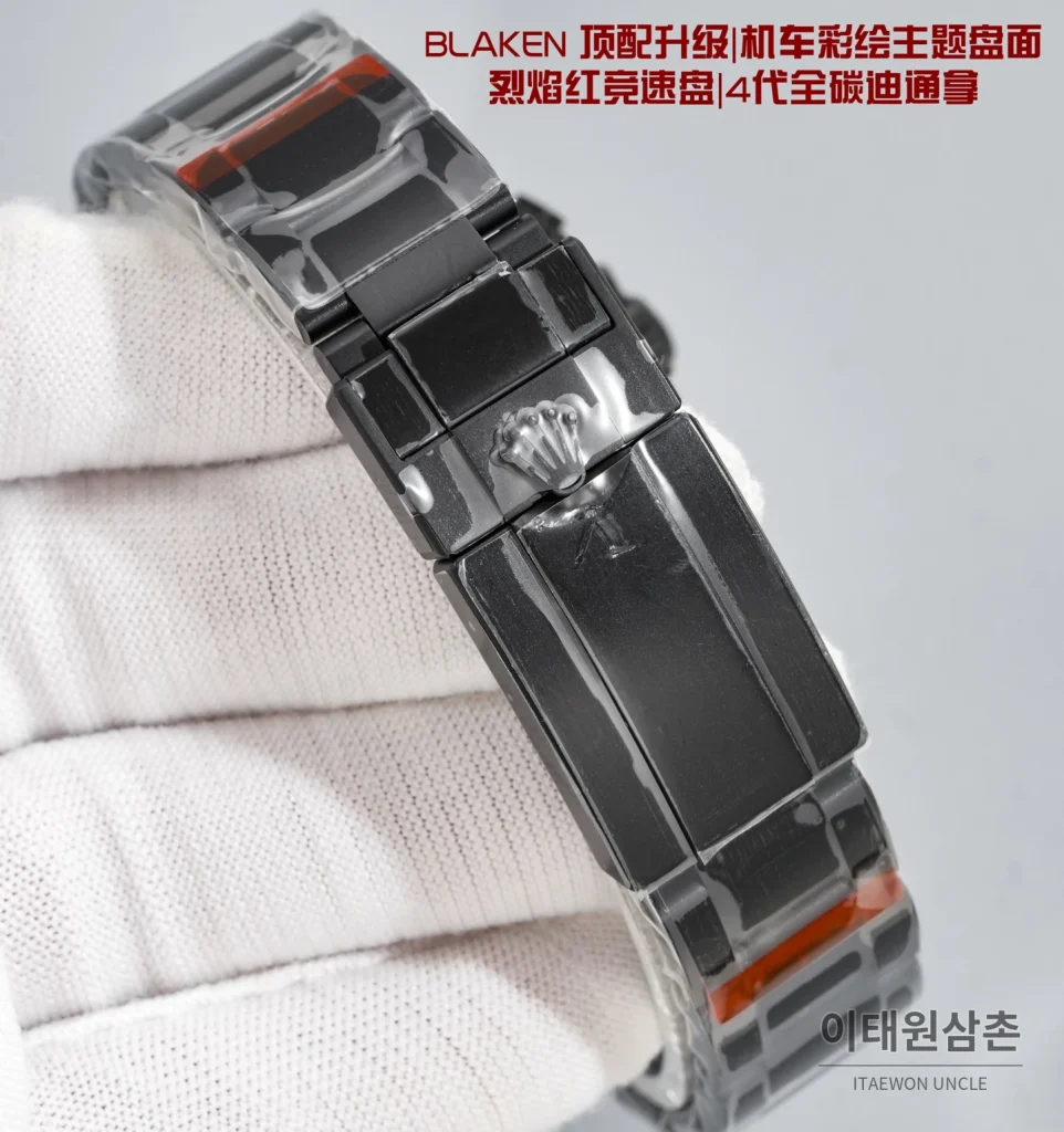 롤렉스 데이토나 크로노그래프 오토매틱 40mm 레드 다이얼 블랙 러버 스트랩 블랙 베젤 카본 케이스