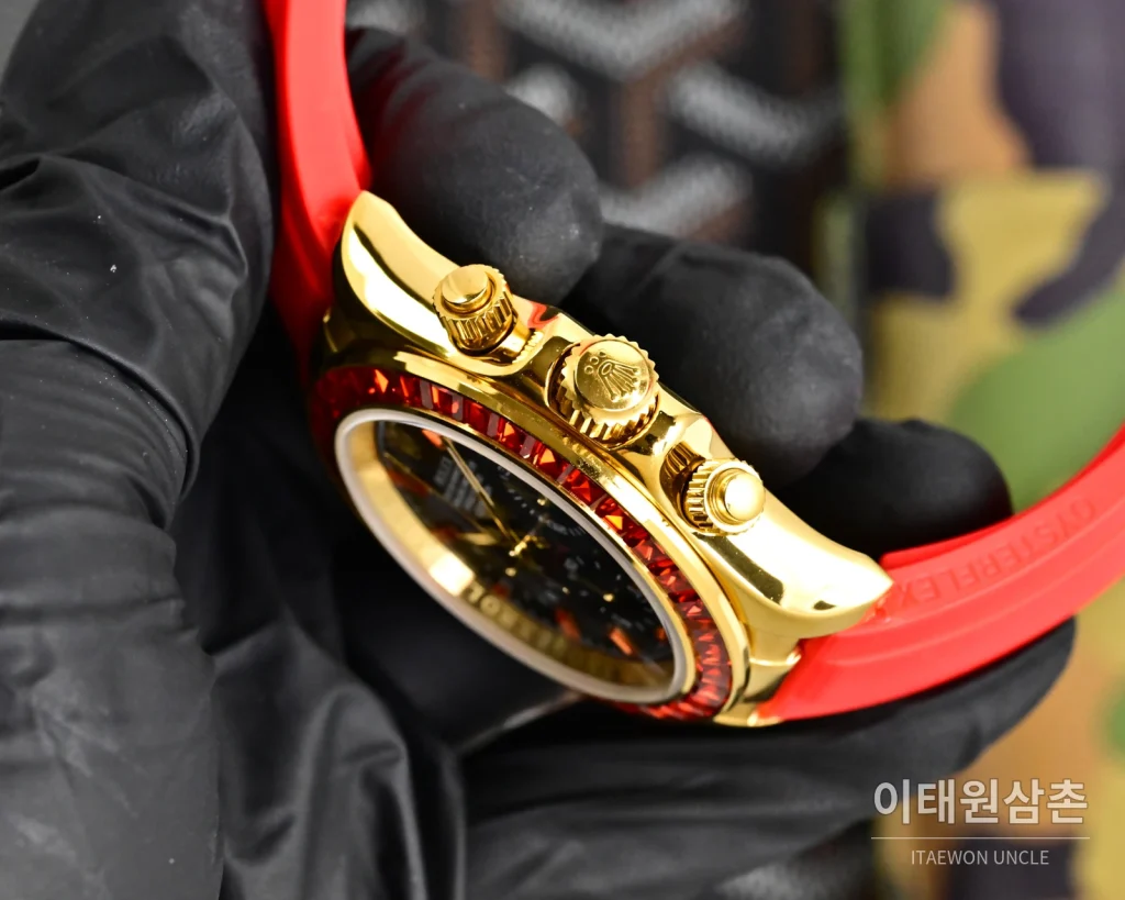 롤렉스 데이토나 크로노그래프 쿼츠 43mm 블랙 다이얼 레드 러버 스트랩