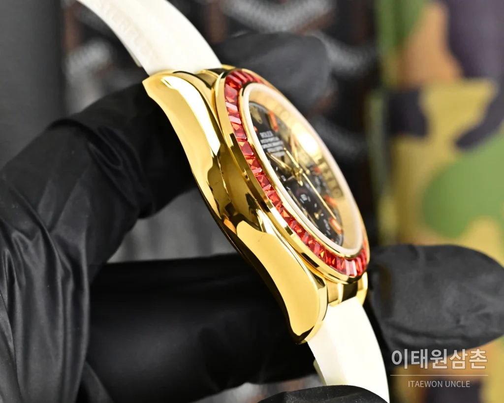 롤렉스 데이토나 크로노그래프 쿼츠 43mm 블랙 다이얼 화이트 러버 스트랩