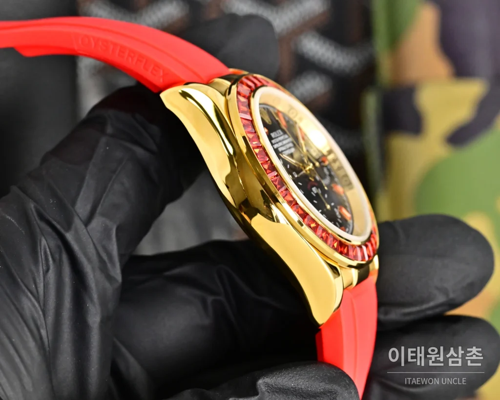 롤렉스 데이토나 크로노그래프 쿼츠 43mm 블랙 다이얼 레드 러버 스트랩