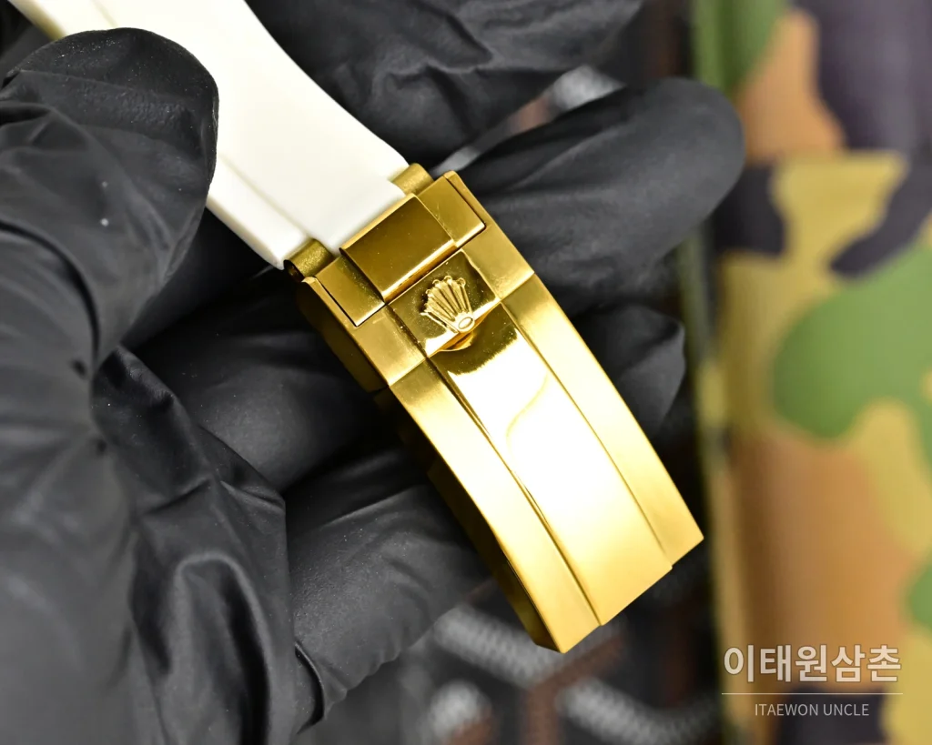 롤렉스 데이토나 크로노그래프 쿼츠 43mm 블랙 다이얼 화이트 러버 스트랩