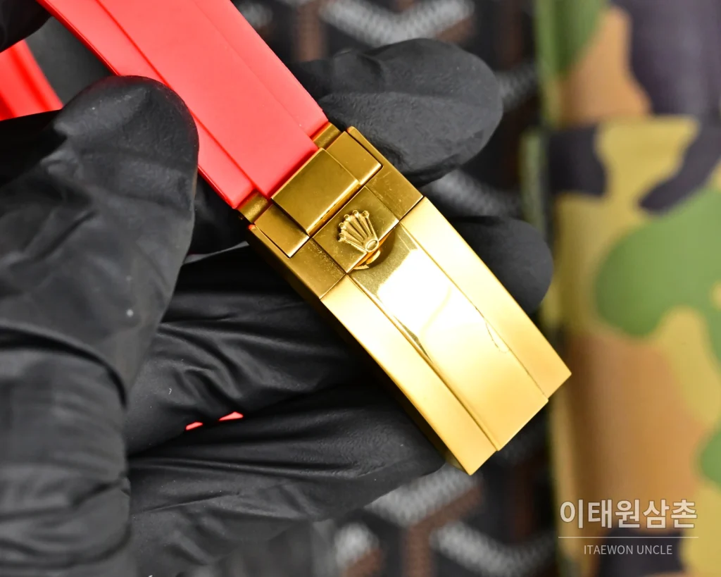 롤렉스 데이토나 크로노그래프 쿼츠 43mm 블랙 다이얼 레드 러버 스트랩
