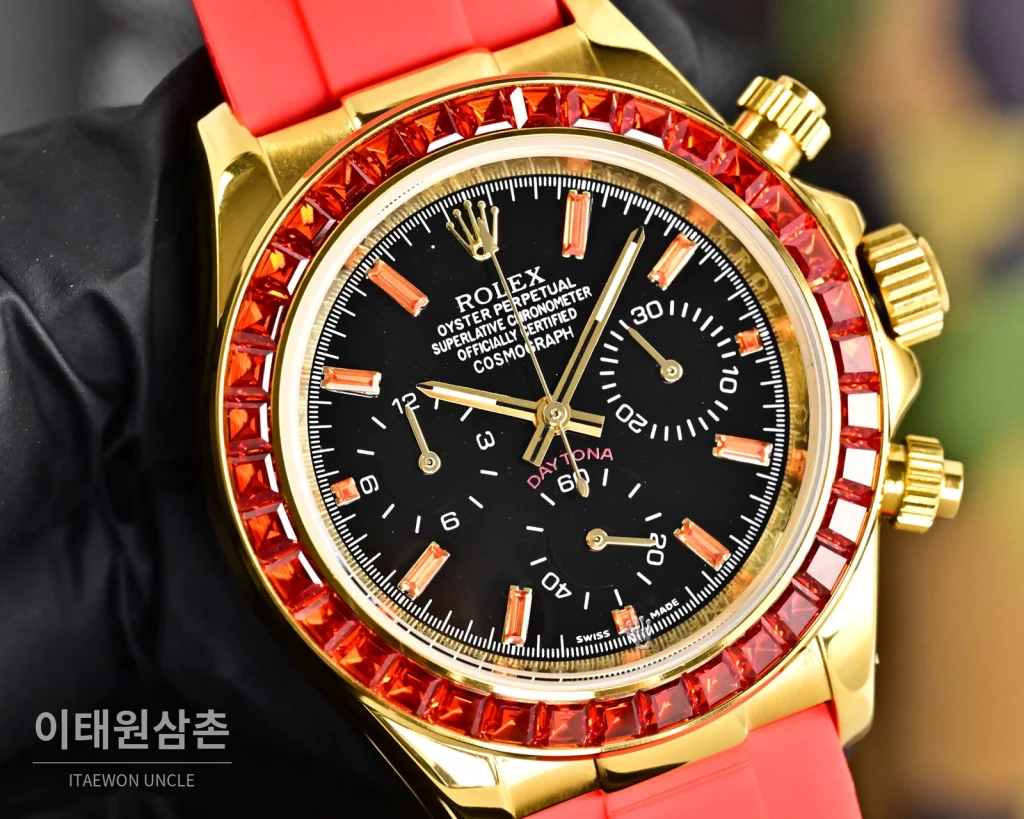 롤렉스 데이토나 크로노그래프 쿼츠 43mm 블랙 다이얼 레드 러버 스트랩