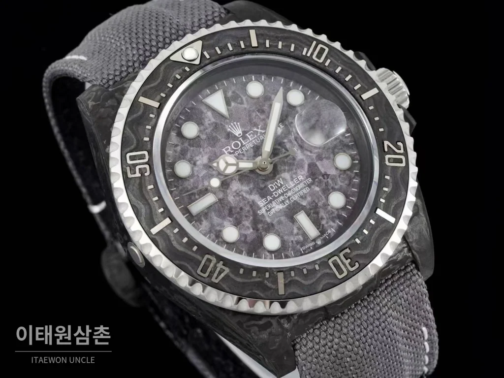 롤렉스 씨드웰러 DiW 카본파이버 블랙다이얼 오토매틱 43mm 그레이 나일론 스트랩 그레이 베젤