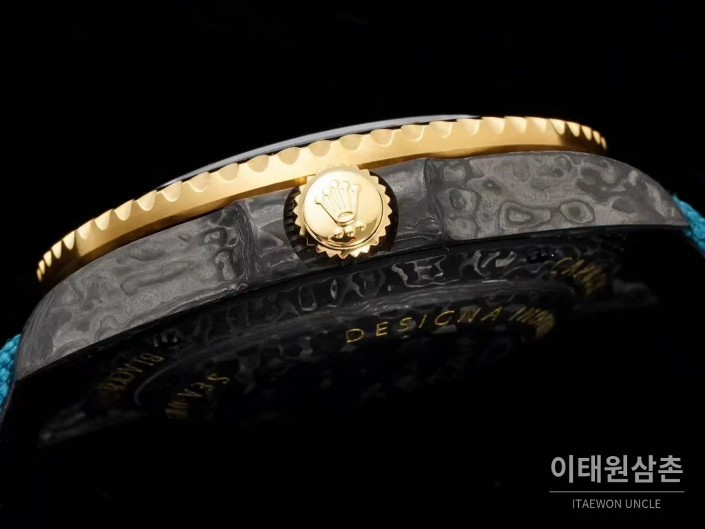 롤렉스 씨드웰러 DiW 카본파이버 블랙다이얼 오토매틱 43mm 블루 나일론 스트랩 골드 베젤