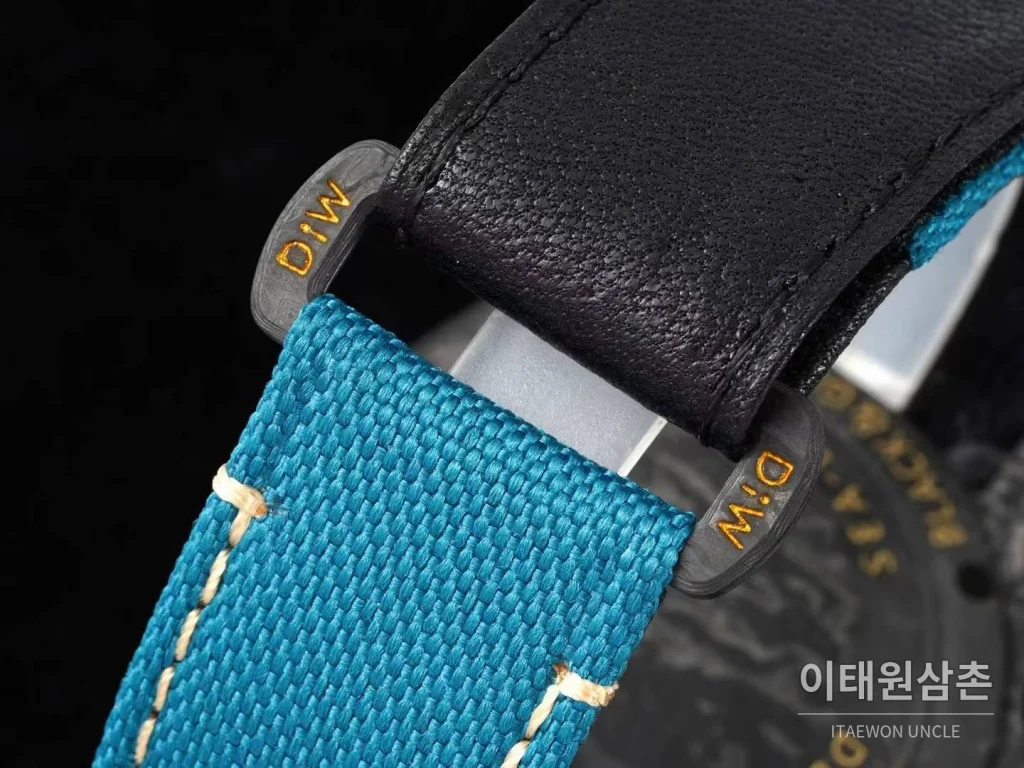 롤렉스 씨드웰러 DiW 카본파이버 블랙다이얼 오토매틱 43mm 블루 나일론 스트랩 골드 베젤