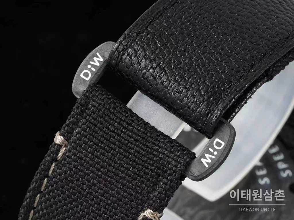 롤렉스 씨드웰러 DiW 카본파이버 블랙다이얼 오토매틱 43mm 블랙 나일론 스트랩 그레이 베젤