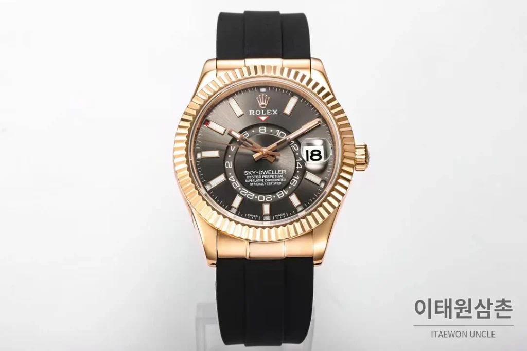 롤렉스 스카이드웰러 애뉴얼 캘린더 GMT 오토매틱 42mm 그레이 다이얼 블랙 러버 스트랩