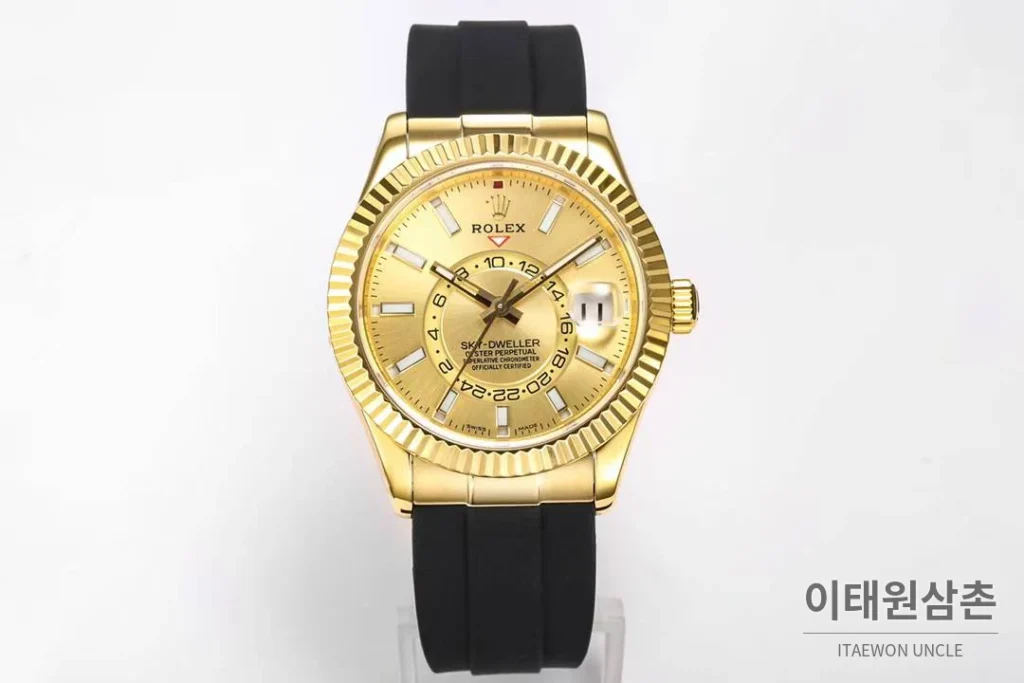 롤렉스 스카이드웰러 애뉴얼 캘린더 GMT 오토매틱 42mm 샴페인 다이얼 블랙 러버 스트랩