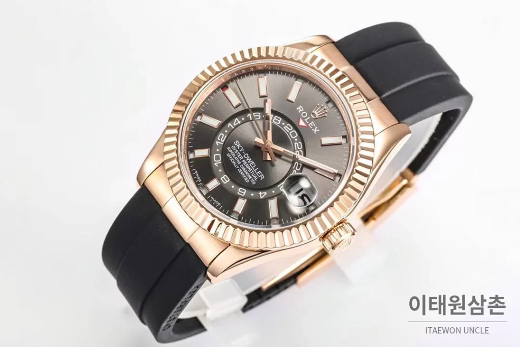 롤렉스 스카이드웰러 애뉴얼 캘린더 GMT 오토매틱 42mm 그레이 다이얼 블랙 러버 스트랩