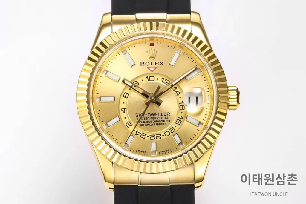 롤렉스 스카이드웰러 애뉴얼 캘린더 GMT 오토매틱 42mm 샴페인 다이얼 블랙 러버 스트랩