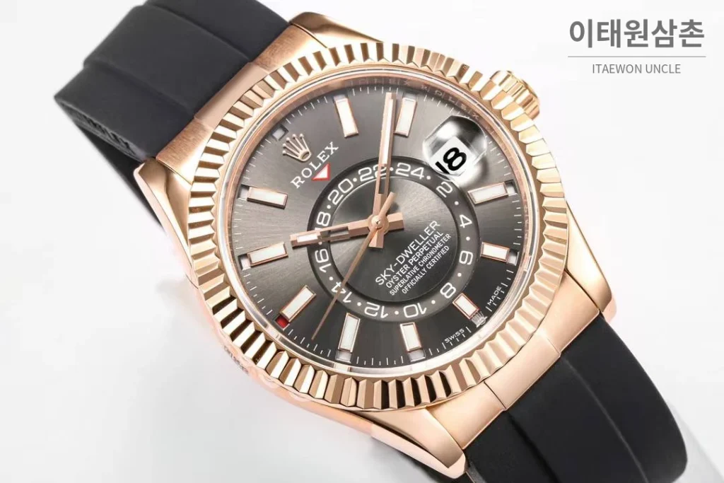 롤렉스 스카이드웰러 애뉴얼 캘린더 GMT 오토매틱 42mm 그레이 다이얼 블랙 러버 스트랩