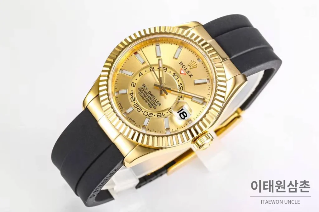 롤렉스 스카이드웰러 애뉴얼 캘린더 GMT 오토매틱 42mm 샴페인 다이얼 블랙 러버 스트랩