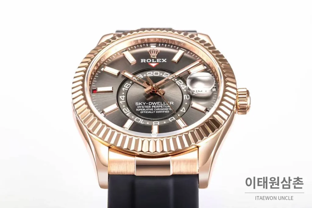롤렉스 스카이드웰러 애뉴얼 캘린더 GMT 오토매틱 42mm 그레이 다이얼 블랙 러버 스트랩