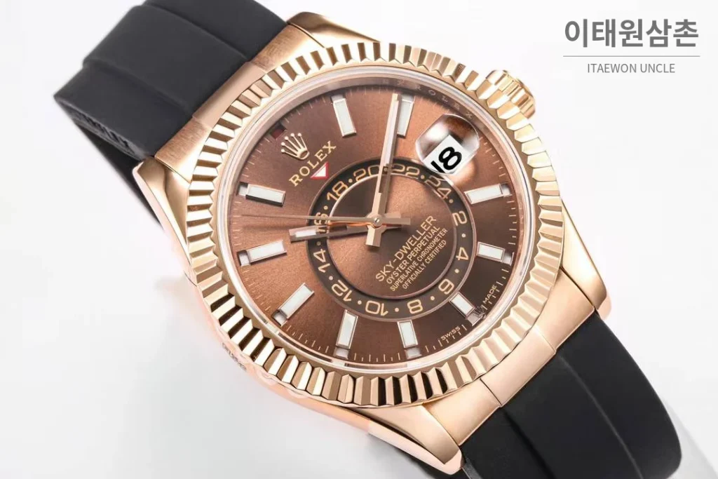롤렉스 스카이드웰러 애뉴얼 캘린더 GMT 오토매틱 42mm 브라운 다이얼 블랙 러버 스트랩
