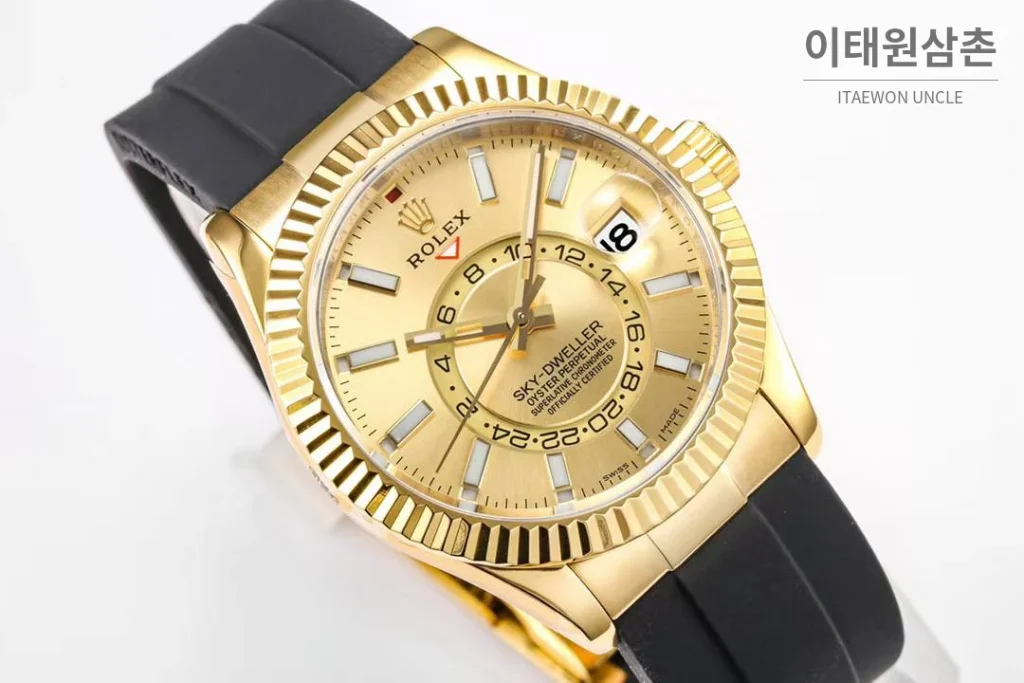 롤렉스 스카이드웰러 애뉴얼 캘린더 GMT 오토매틱 42mm 샴페인 다이얼 블랙 러버 스트랩