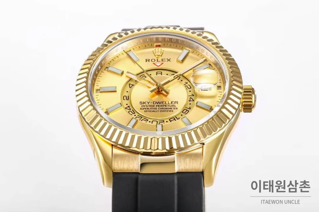 롤렉스 스카이드웰러 애뉴얼 캘린더 GMT 오토매틱 42mm 샴페인 다이얼 블랙 러버 스트랩