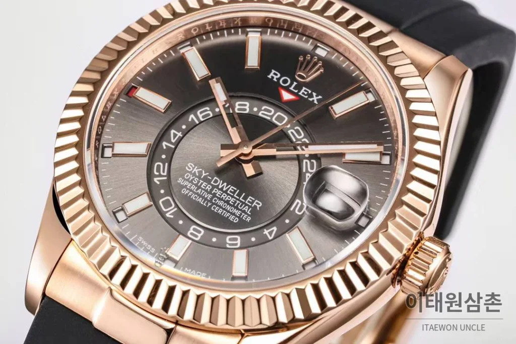 롤렉스 스카이드웰러 애뉴얼 캘린더 GMT 오토매틱 42mm 그레이 다이얼 블랙 러버 스트랩