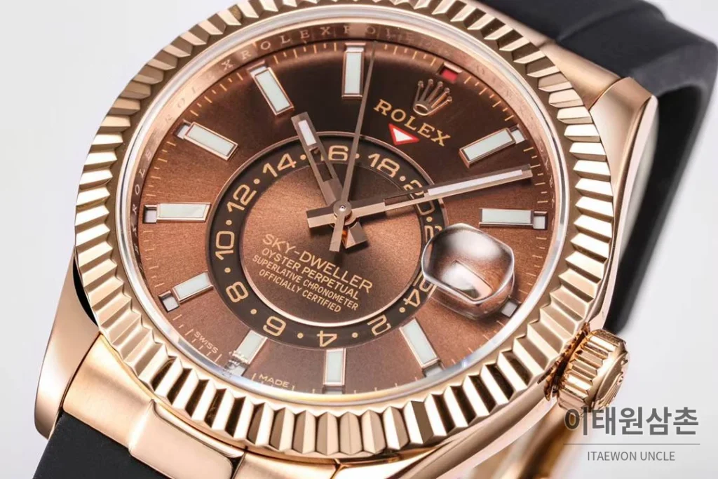 롤렉스 스카이드웰러 애뉴얼 캘린더 GMT 오토매틱 42mm 브라운 다이얼 블랙 러버 스트랩