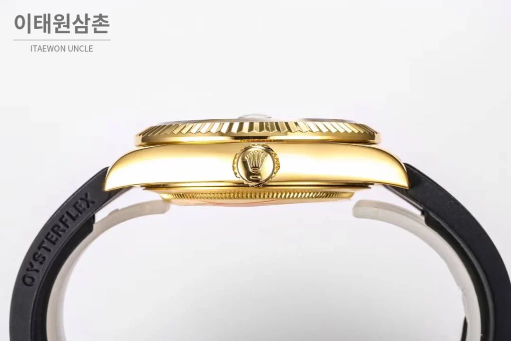 롤렉스 스카이드웰러 애뉴얼 캘린더 GMT 오토매틱 42mm 샴페인 다이얼 블랙 러버 스트랩