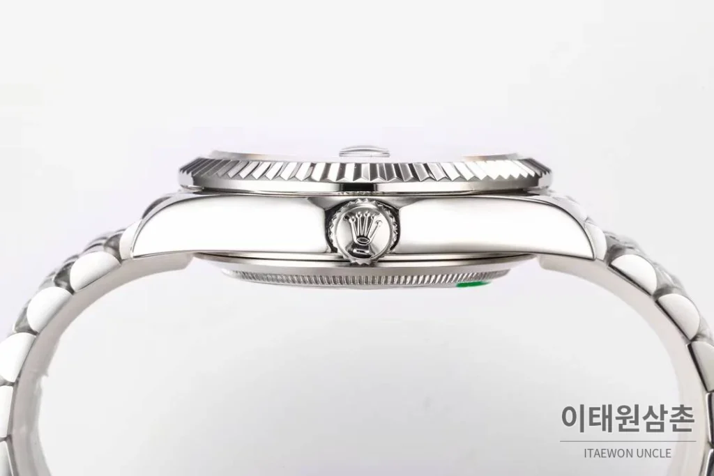 롤렉스 스카이드웰러 애뉴얼 캘린더 GMT 오토매틱 42mm 블랙 다이얼 스틸 브레이슬릿