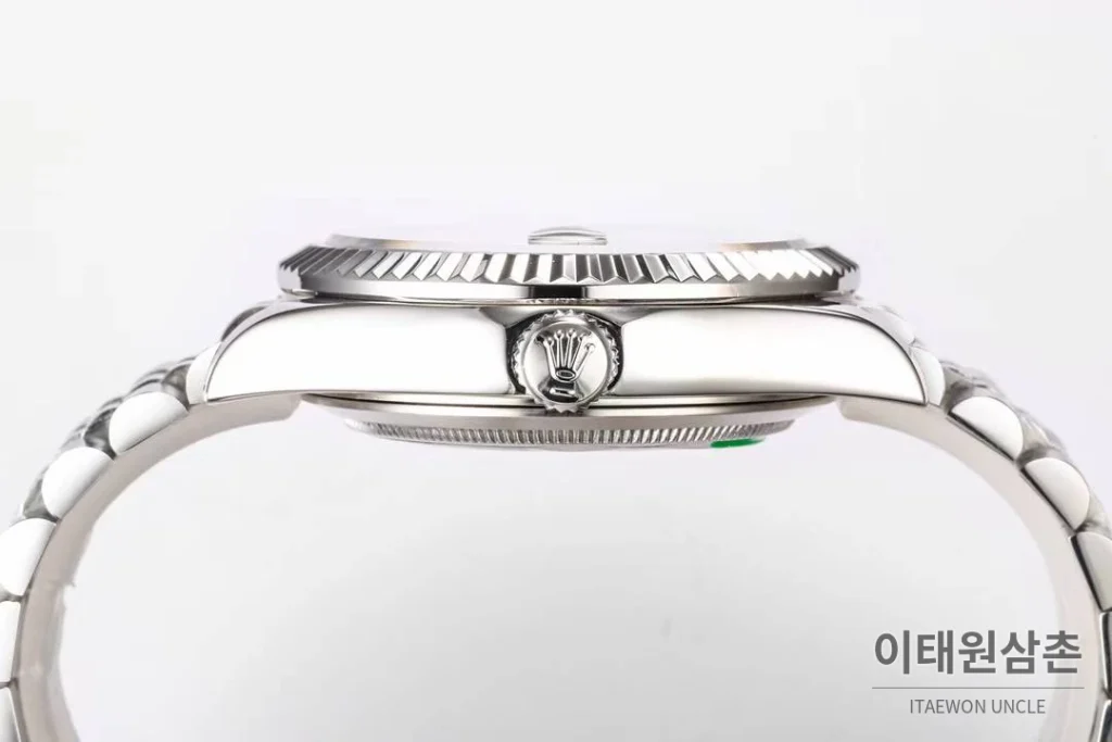 롤렉스 스카이드웰러 애뉴얼 캘린더 GMT 오토매틱 42mm 샴페인 다이얼 스틸 브레이슬릿