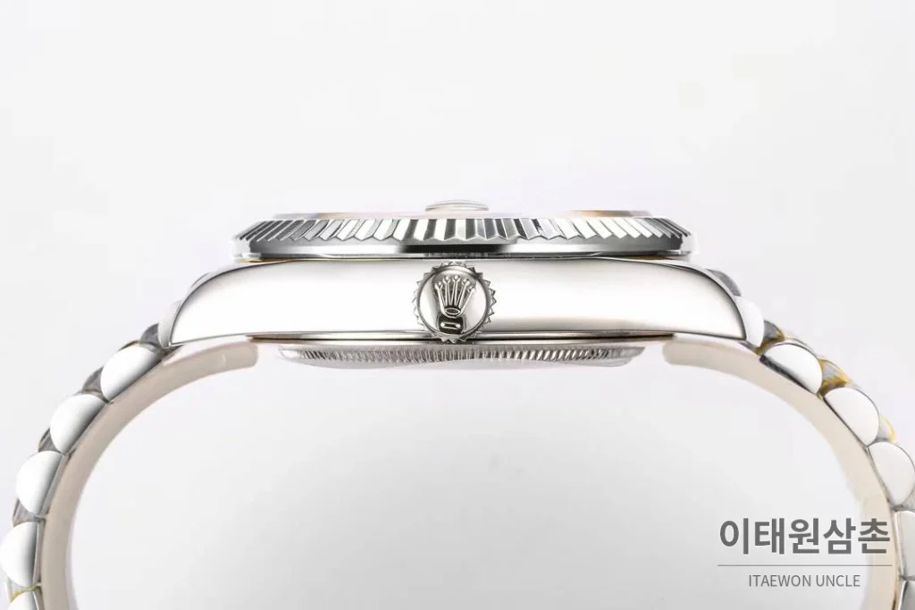 롤렉스 스카이드웰러 애뉴얼 캘린더 GMT 오토매틱 42mm 블랙 다이얼 투톤 브레이슬릿