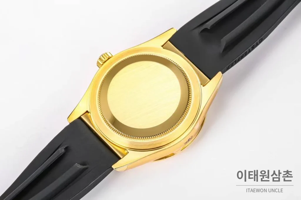 롤렉스 스카이드웰러 애뉴얼 캘린더 GMT 오토매틱 42mm 샴페인 다이얼 블랙 러버 스트랩