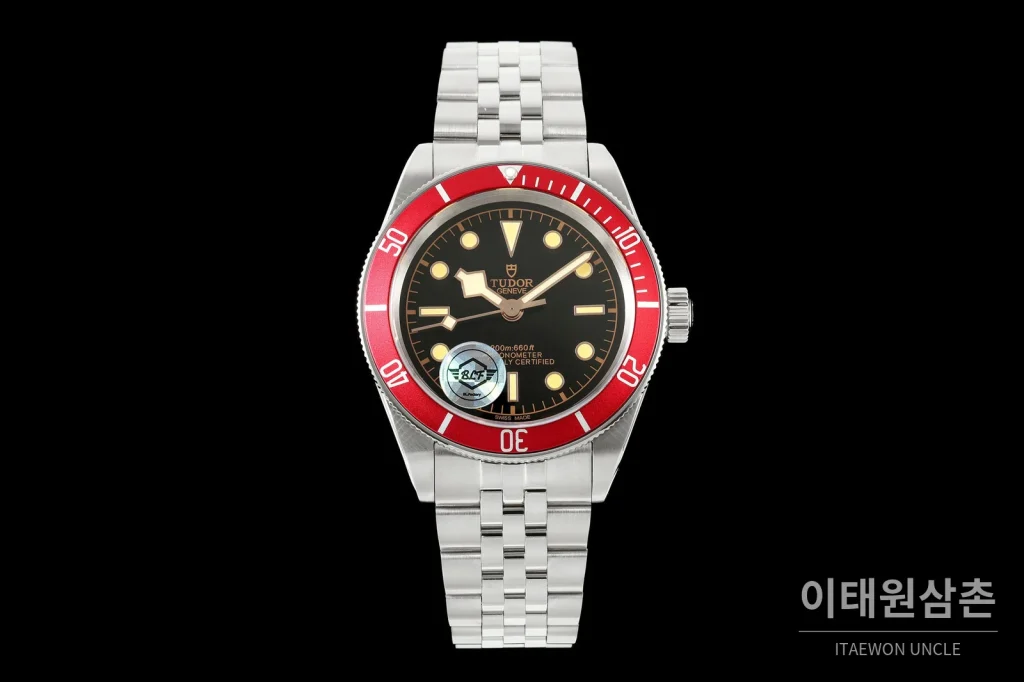 튜더 블랙베이 41 모노크롬 블랙다이얼 스틸 오토매틱 41mm M7941A1A0NU 스틸 브레이슬릿 레드 베젤 (2)