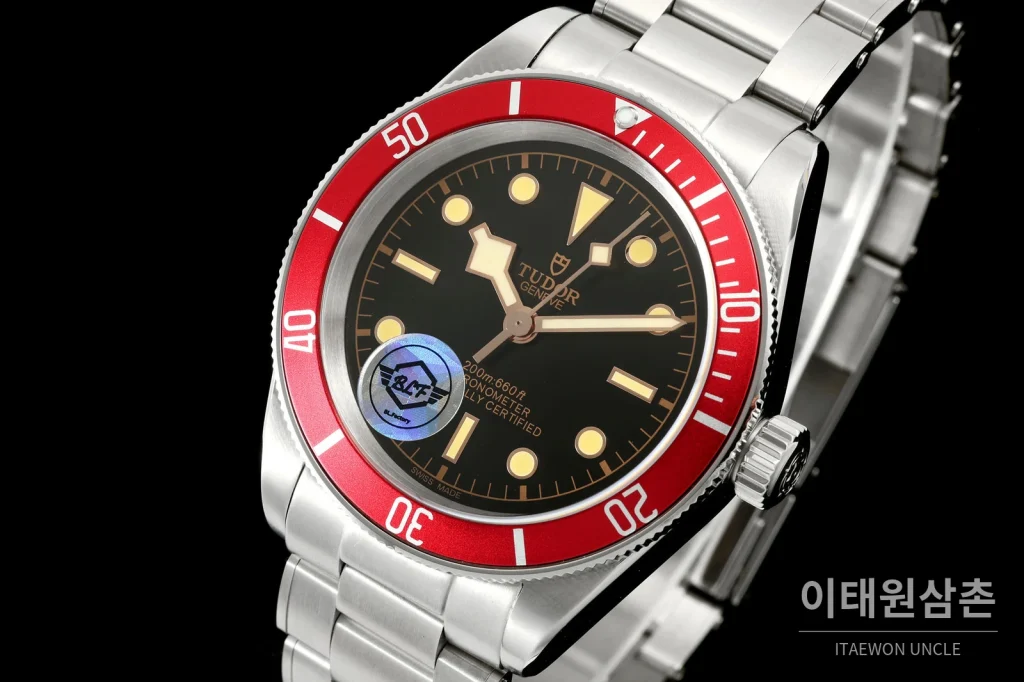 튜더 블랙베이 41 모노크롬 블랙다이얼 스틸 오토매틱 41mm M7941A1A0NU 스틸 브레이슬릿 레드 베젤