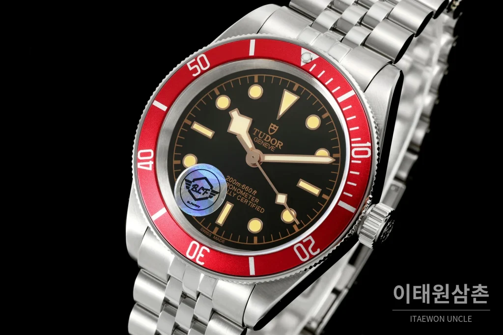 튜더 블랙베이 41 모노크롬 블랙다이얼 스틸 오토매틱 41mm M7941A1A0NU 스틸 브레이슬릿 레드 베젤 (2)