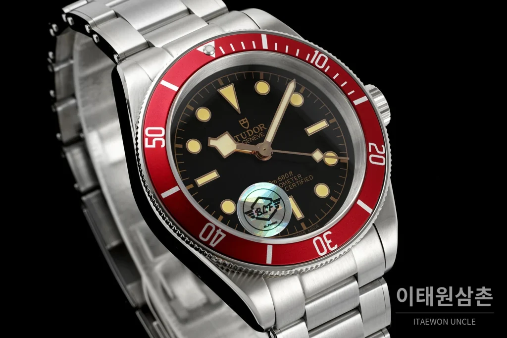 튜더 블랙베이 41 모노크롬 블랙다이얼 스틸 오토매틱 41mm M7941A1A0NU 스틸 브레이슬릿 레드 베젤