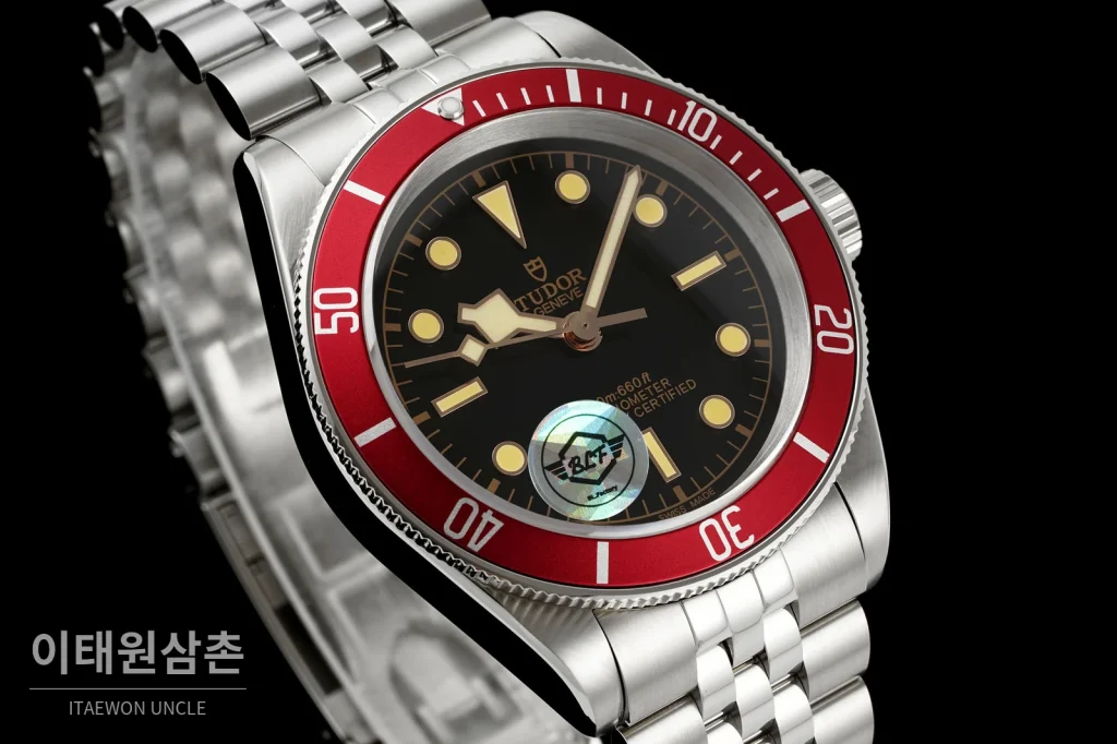 튜더 블랙베이 41 모노크롬 블랙다이얼 스틸 오토매틱 41mm M7941A1A0NU 스틸 브레이슬릿 레드 베젤 (2)