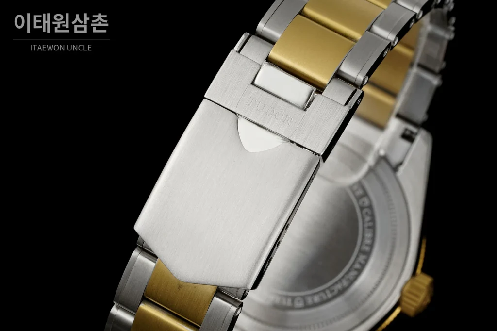 튜더 블랙베이 41 모노크롬 블랙다이얼 스틸 오토매틱 41mm M7941A1A0NU 투톤 브레이슬릿 골드 베젤