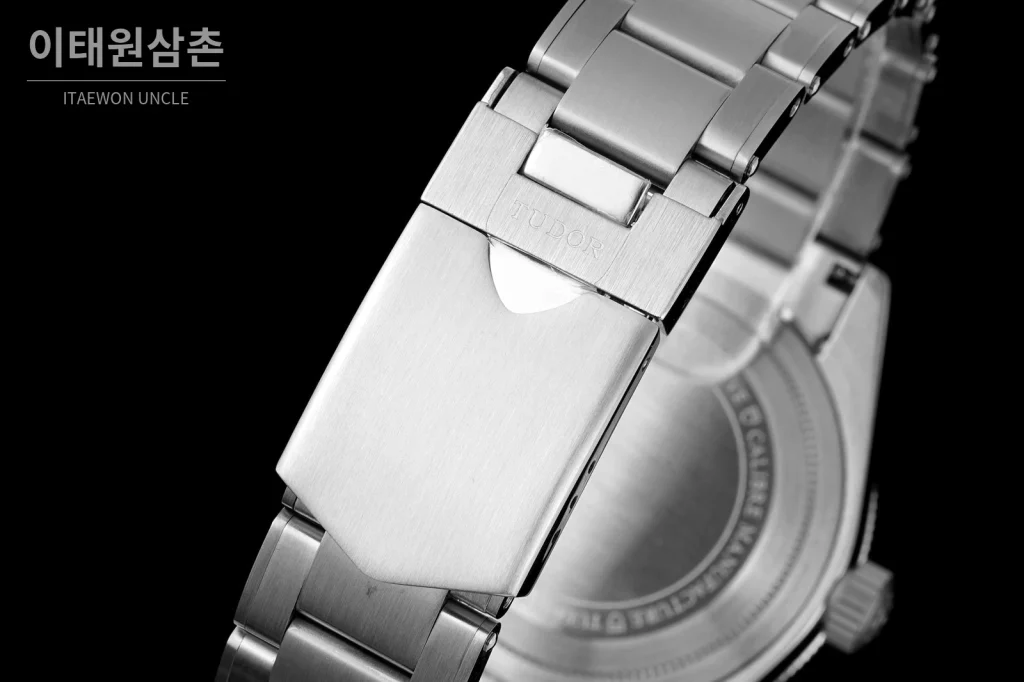 튜더 블랙베이 41 모노크롬 블랙다이얼 스틸 오토매틱 41mm M7941A1A0NU 스틸 브레이슬릿 레드 베젤