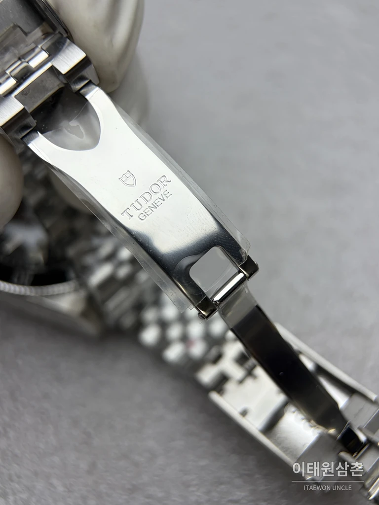 튜더 블랙베이 41 스테인리스 스틸 버건디 베젤 기계식 41mm