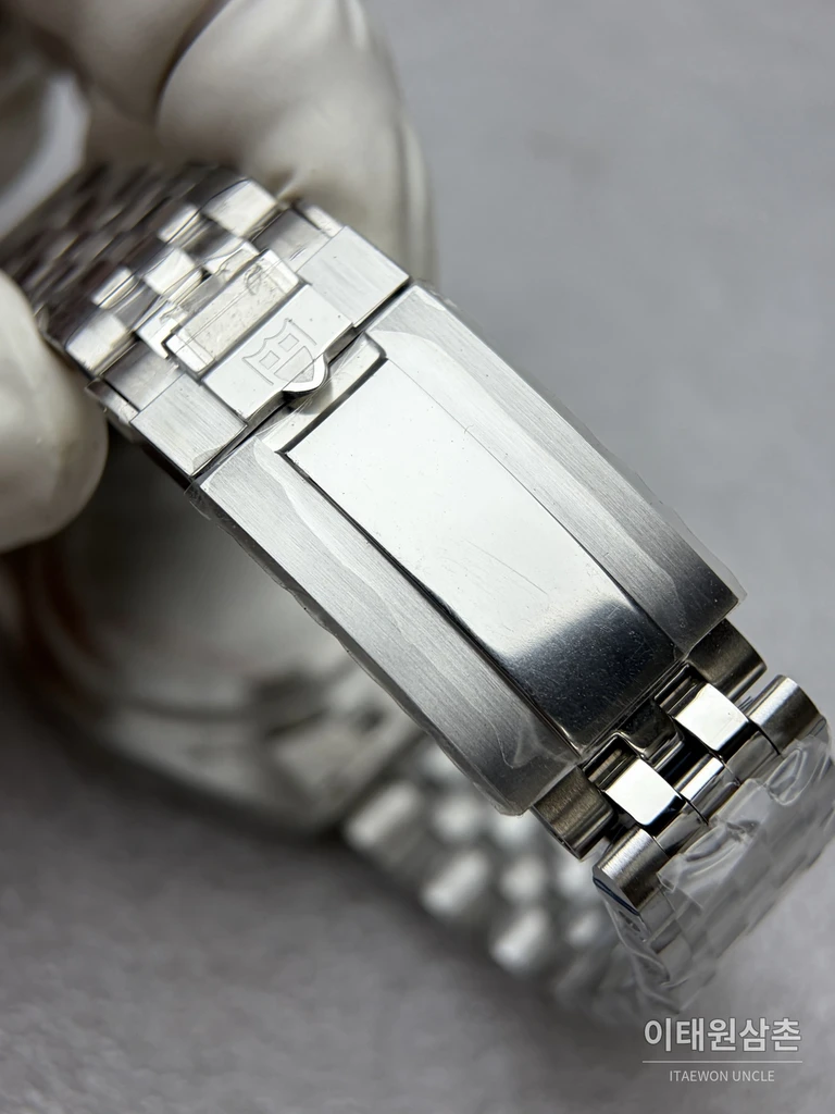 튜더 블랙베이 41 스테인리스 스틸 실버 디테일 모노크롬 다이얼 41mm