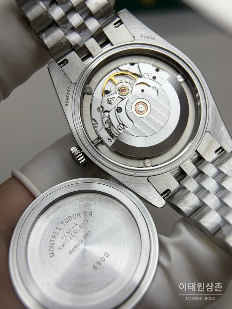 튜더 블랙베이 54 극경 블루 샌드 다이얼 오토매틱 37mm M79000N 스틸 브레이슬릿 실버 베젤