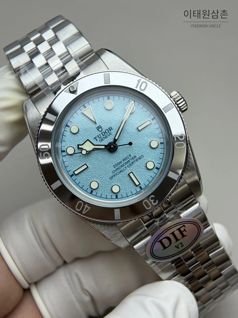 튜더 블랙베이 54 극경 블루 샌드 다이얼 오토매틱 37mm M79000N 스틸 브레이슬릿 실버 베젤