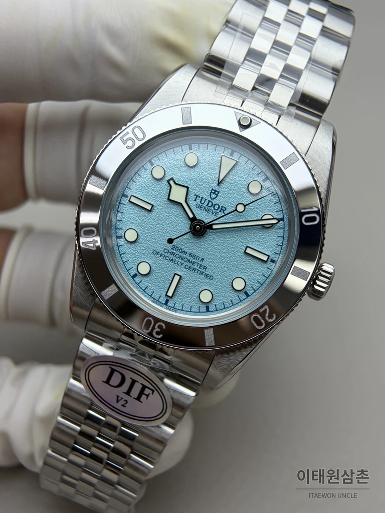 튜더 블랙베이 54 극경 블루 샌드 다이얼 오토매틱 37mm M79000N 스틸 브레이슬릿 실버 베젤