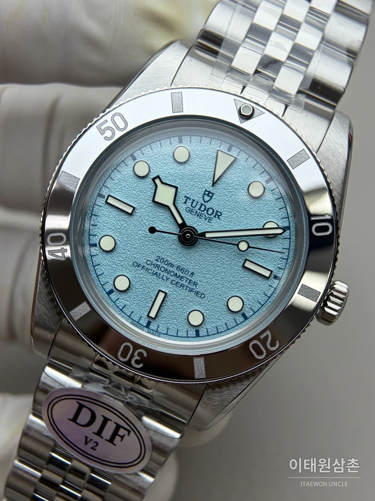 튜더 블랙베이 54 극경 블루 샌드 다이얼 오토매틱 37mm M79000N 스틸 브레이슬릿 실버 베젤