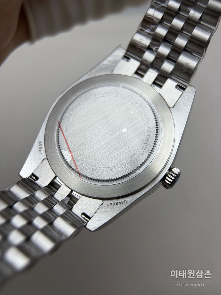 튜더 블랙베이 54 극경 블루 샌드 다이얼 오토매틱 37mm M79000N 스틸 브레이슬릿 실버 베젤