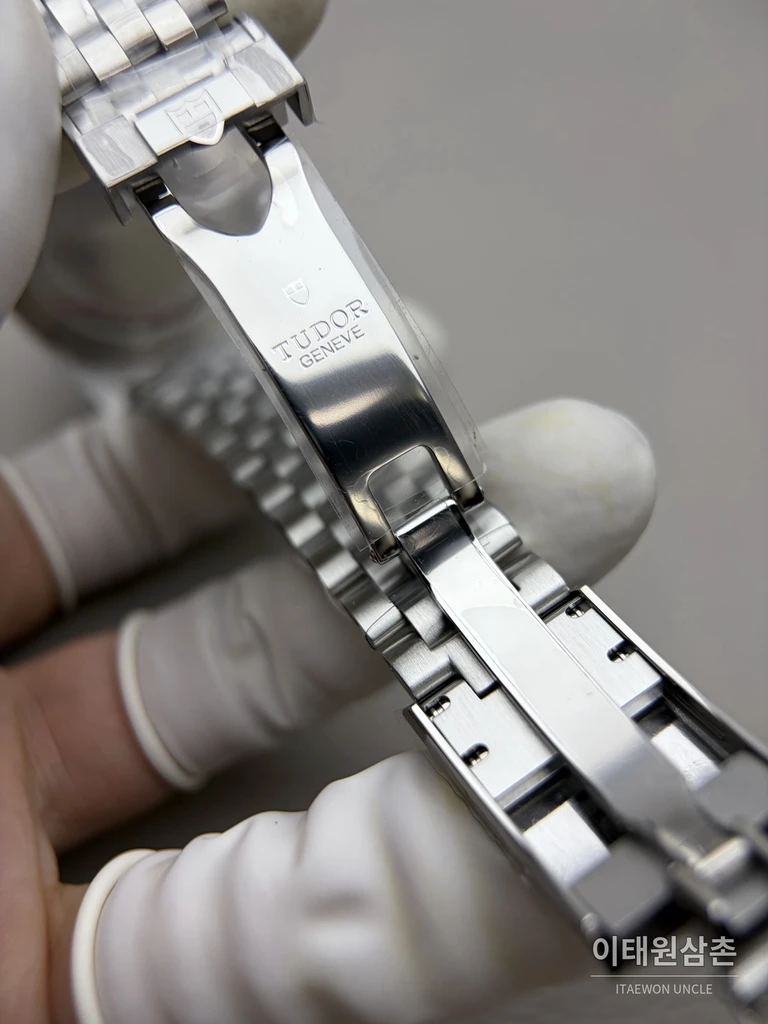 튜더 블랙베이 54 극경 블루 샌드 다이얼 오토매틱 37mm M79000N 스틸 브레이슬릿 실버 베젤