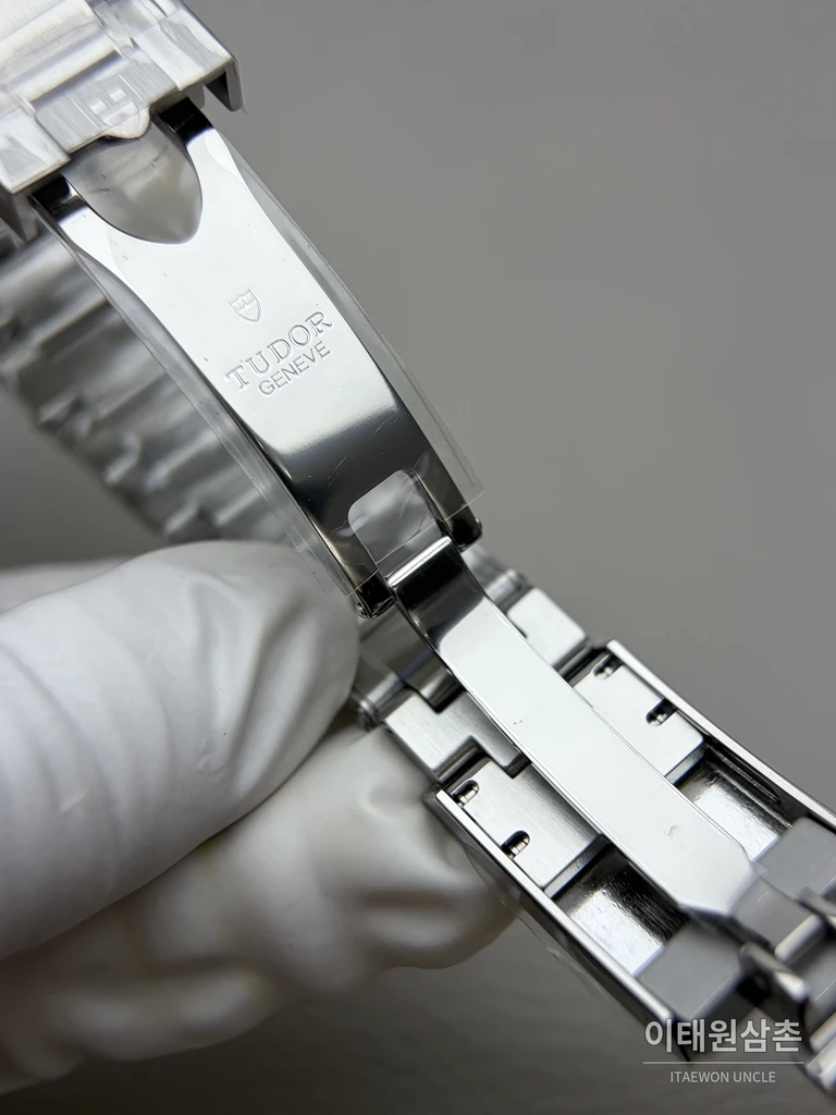튜더 블랙베이 54 극경 블루 샌드 다이얼 오토매틱 37mm M79000N 스틸 브레이슬릿 실버 베젤 (2)