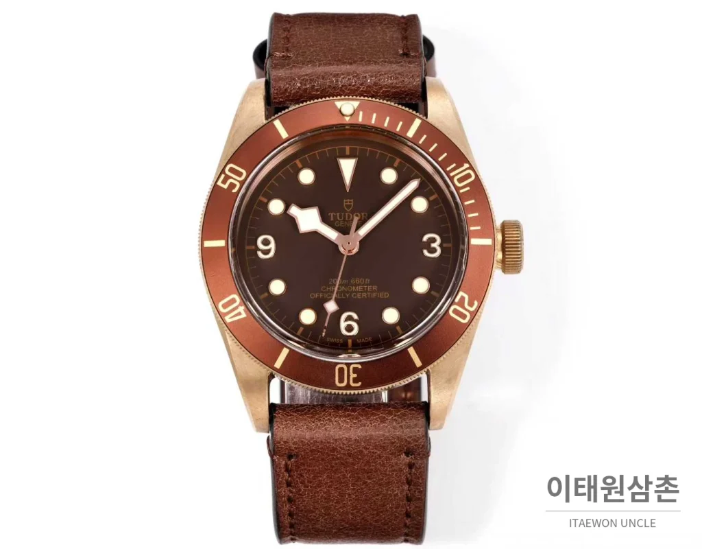 튜더 블랙베이 브론즈 알루미늄브론즈 브라운다이얼 빈티지 다이버 오토매틱 43mm 브라운 가죽 스트랩 브라운 베젤