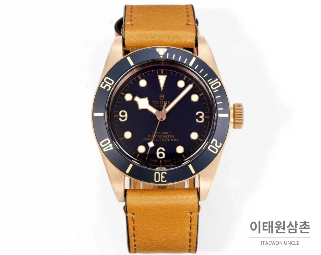 튜더 블랙베이 브론즈 알루미늄브론즈 브라운다이얼 빈티지 다이버 오토매틱 43mm 브라운 가죽 스트랩 블랙 베젤