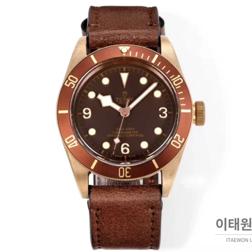 튜더 블랙베이 브론즈 알루미늄브론즈 브라운다이얼 빈티지 다이버 오토매틱 43mm 브라운 가죽 스트랩 브라운 베젤
